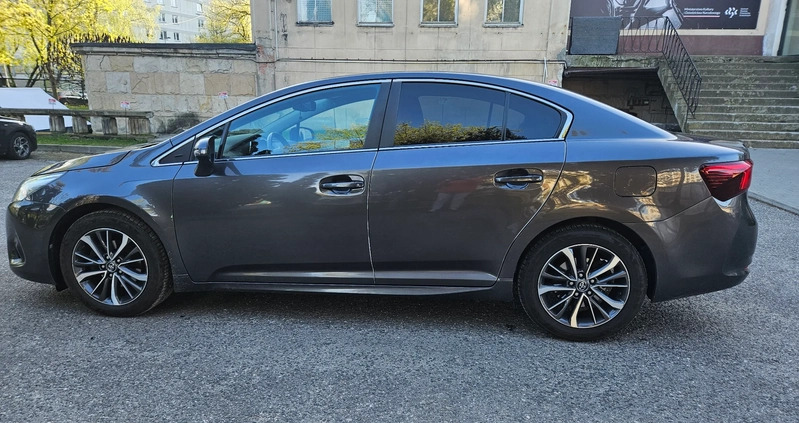 Toyota Avensis cena 69000 przebieg: 135000, rok produkcji 2016 z Warszawa małe 154